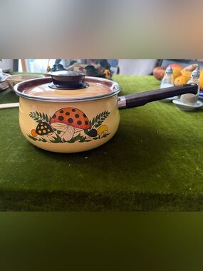 Cream Mushroom-Print Saucepan with Lid and Long Handle